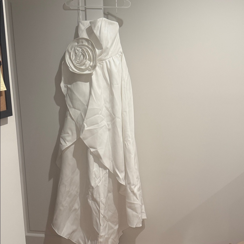 Elegant White Strapless Dress with Floral Detail